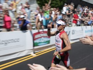 Craig Alexander na finiszu IRONMAN Coeur d'Alene 2011