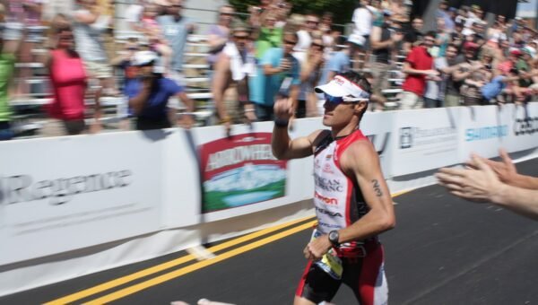 Craig Alexander na finiszu IRONMAN Coeur d'Alene 2011