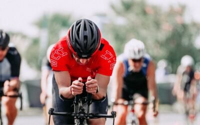 Triathlonista na rowerze czasowym w wyścigu
