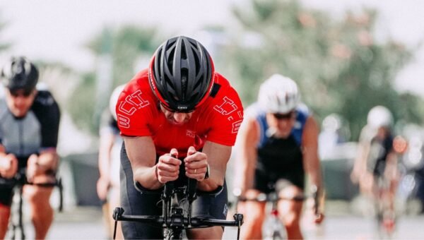 Triathlonista na rowerze czasowym w wyścigu