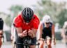Triathlonista na rowerze czasowym w wyścigu