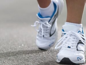 Zbliżenie na buty biegowe w ruchu