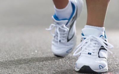 Zbliżenie na buty biegowe w ruchu