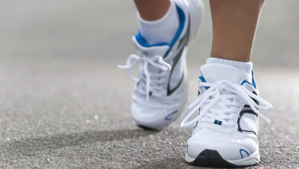 Zbliżenie na buty biegowe w ruchu