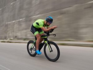 Triathlonista na rowerze czasowym