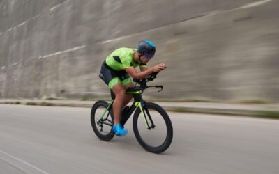 Triathlonista na rowerze czasowym
