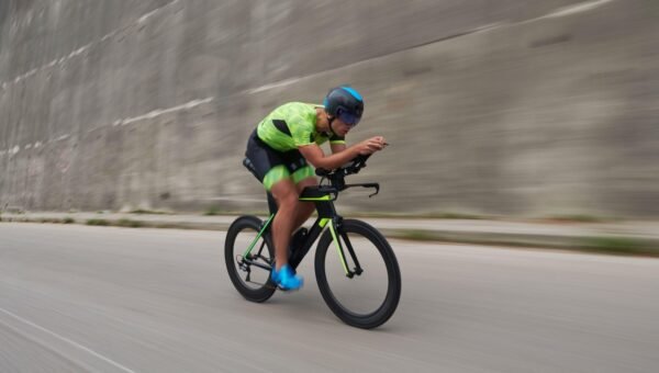 Triathlonista na rowerze czasowym