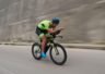 Triathlonista na rowerze czasowym