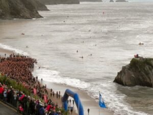 Start pływania IRONMAN Wales w Tenby