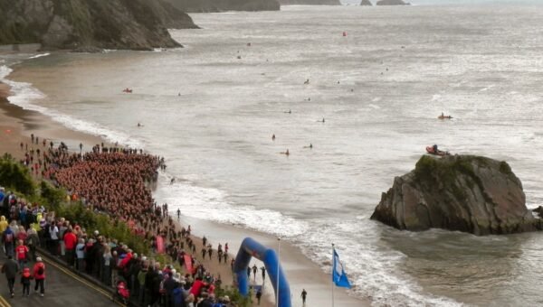 Start pływania IRONMAN Wales w Tenby