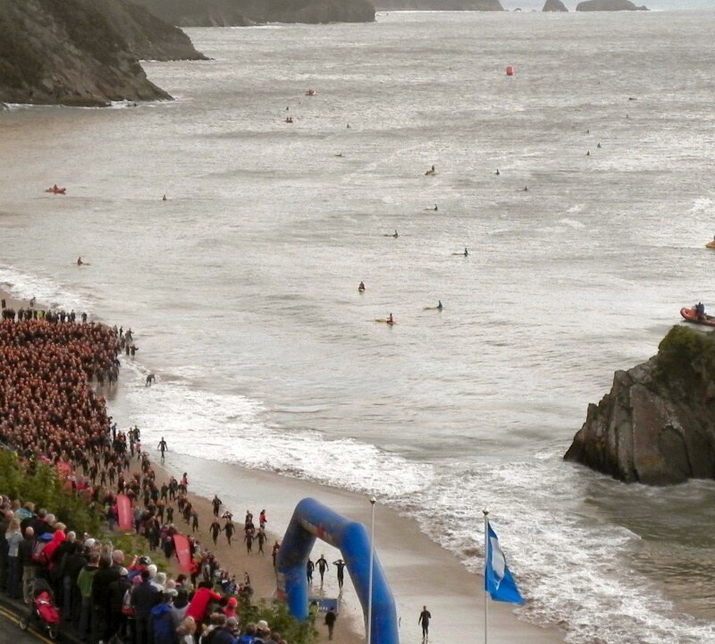 Start pływania IRONMAN Wales w Tenby