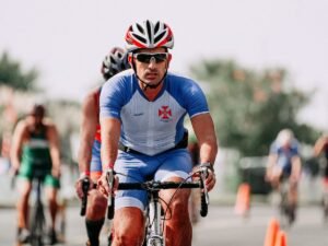 Grupa zawodników na odcinku rowerowym wyścigu draft legal