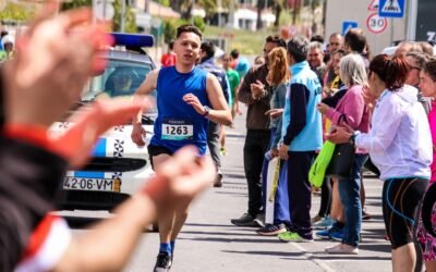 Kibice dopingujący zawodnika na trasie