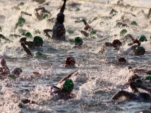 Start pływania mistrzostw świata IRONMAN w Kailua-Kona