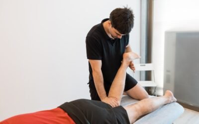 Fizjoterapeuta pracuje z nogą biegacza