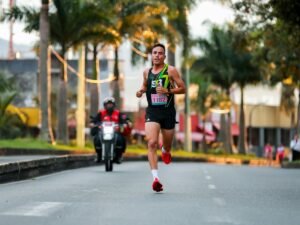 Zawodnik na trasie biegowej długodystansowego triathlonu