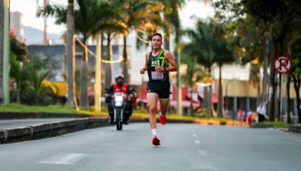 Zawodnik na trasie biegowej długodystansowego triathlonu