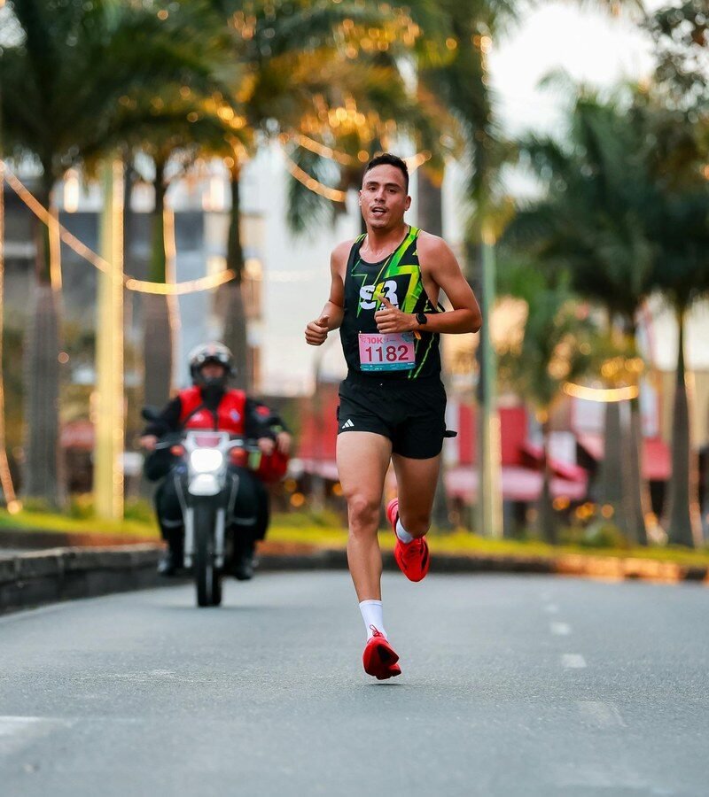 Zawodnik na trasie biegowej długodystansowego triathlonu