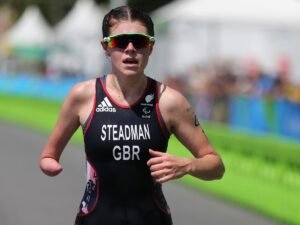 Paratriathlonistka na trasie biegowej