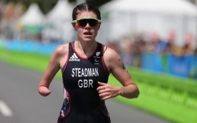 Paratriathlonistka na trasie biegowej