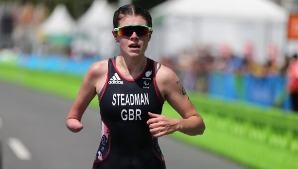 Paratriathlonistka na trasie biegowej
