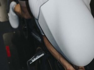 Kask czasowy POC Sonal na zawodniku w pozycji aero