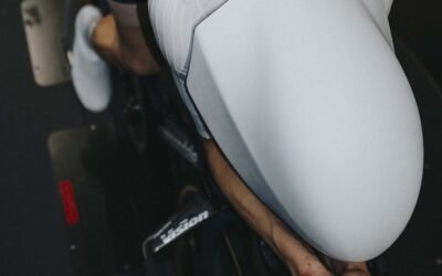 Kask czasowy POC Sonal na zawodniku w pozycji aero