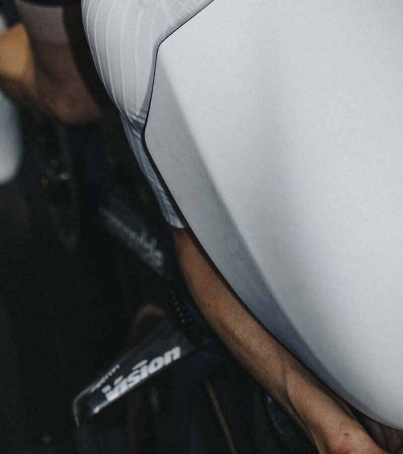 Kask czasowy POC Sonal na zawodniku w pozycji aero