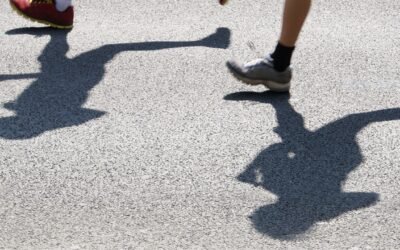 Cień biegacza na asfalcie