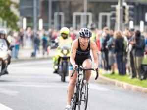 Zawodniczka na odcinku rowerowym sztafety mieszanej