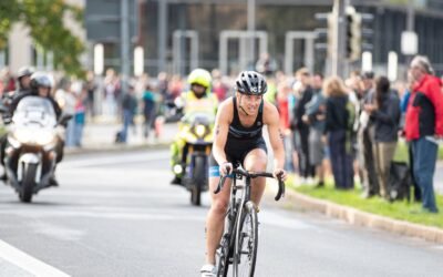 Zawodniczka na odcinku rowerowym sztafety mieszanej