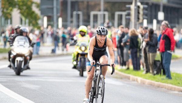 Zawodniczka na odcinku rowerowym sztafety mieszanej