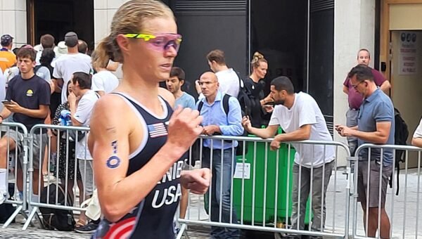 Taylor Knibb na trasie biegowej igrzysk w Paryżu