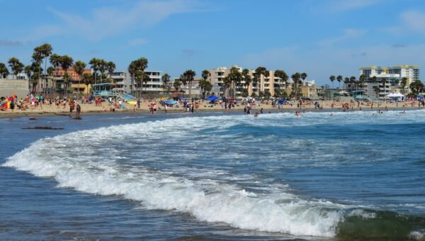 Plaża i fale w Venice Beach w Los Angeles