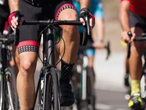 Peleton kolarzy z bliska