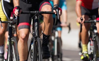 Peleton kolarzy z bliska