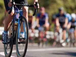 Grupa kolarzy na trasie rowerowej wyścigu triathlonowego