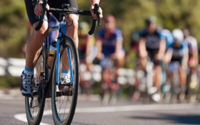 Grupa kolarzy na trasie rowerowej wyścigu triathlonowego
