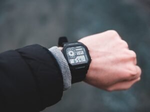 Sportowy zegarek z wyświetlaczem na nadgarstku