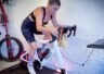 Zawodniczka na rowerze Zwift Ride V2