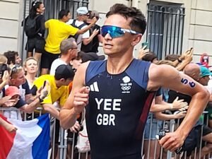 Alex Yee na trasie biegowej turnieju olimpijskiego w Paryżu