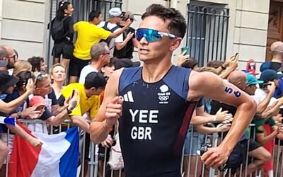 Alex Yee na trasie biegowej turnieju olimpijskiego w Paryżu