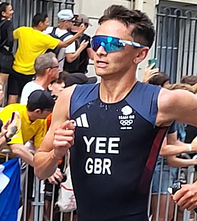 Alex Yee na trasie biegowej turnieju olimpijskiego w Paryżu