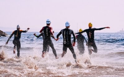 Zawodnicy wbiegajacy do wody na starcie triathlonu