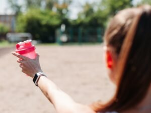 Opaska fitness na nadgarstku biegaczki na bieznii