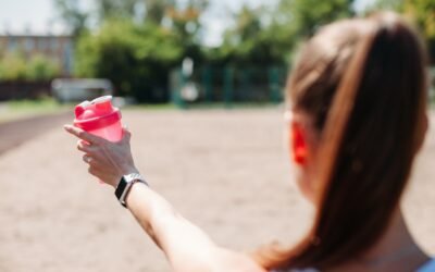 Opaska fitness na nadgarstku biegaczki na bieznii