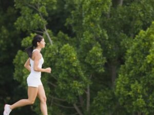 Zegarek sportowy na nadgarstku biegacza