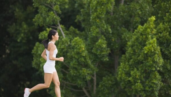 Zegarek sportowy na nadgarstku biegacza