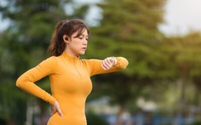 Biegaczka sprawdzajaca zegarek sportowy przed treningiem
