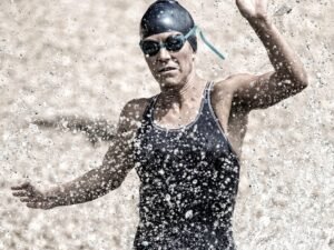 Start pływacki w triathlonie na wodach otwartych